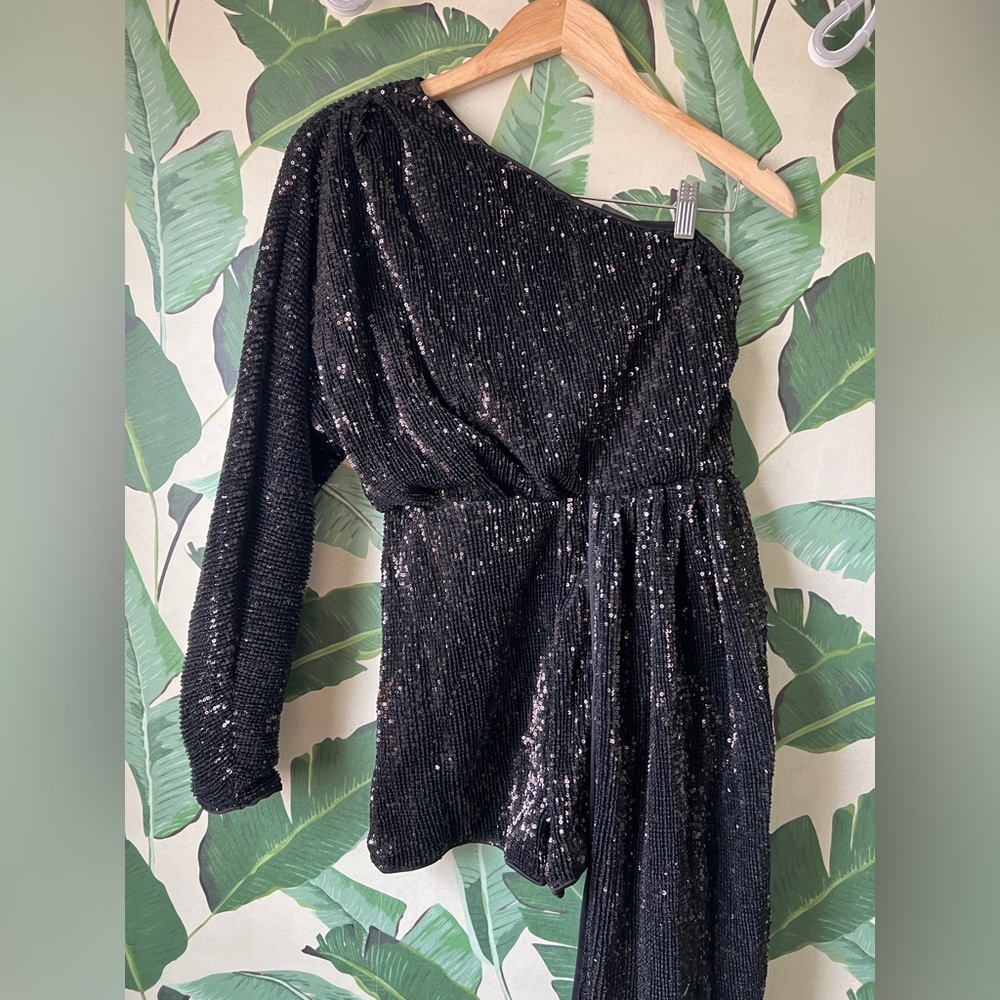Pretty Little Thing Black Sequin Drape Detail One Sleeve Playsuit Romper 6 NWT - Picture 4 of 9